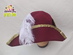 כובע משולש אדום ונוצה