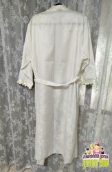 חלוק משי ותחרה לבן בסגנון רטרו מלכותי