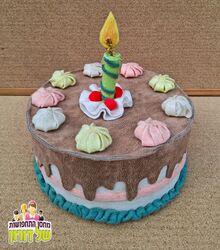 עוגת יום הולדת מלאכותית